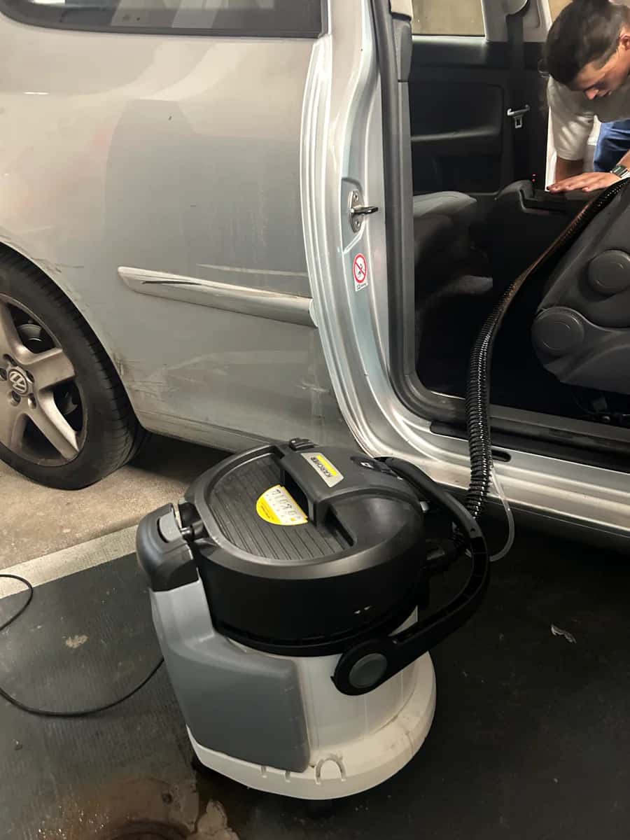 Shampouineuse Karcher SE4 à louer pour nettoyage efficace des tissus