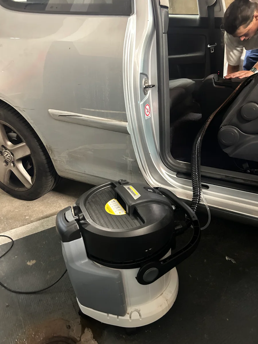 Shampouineuse Karcher SE4 à louer pour nettoyage efficace des tissus