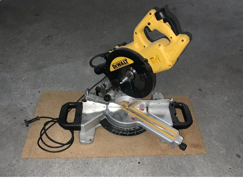 Scie à onglet radiale Dewalt