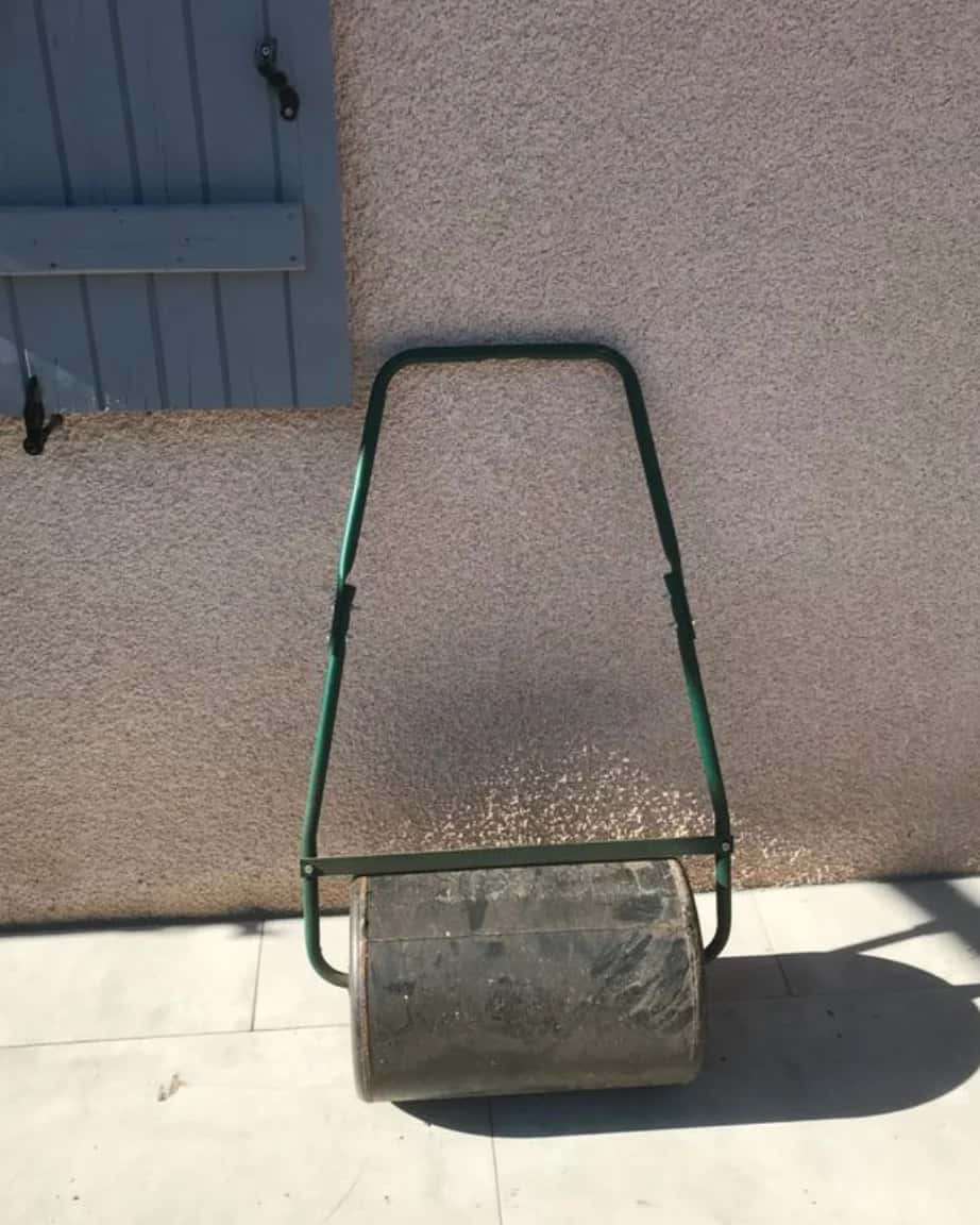 Rouleau à gazon marque X modèle Y à louer