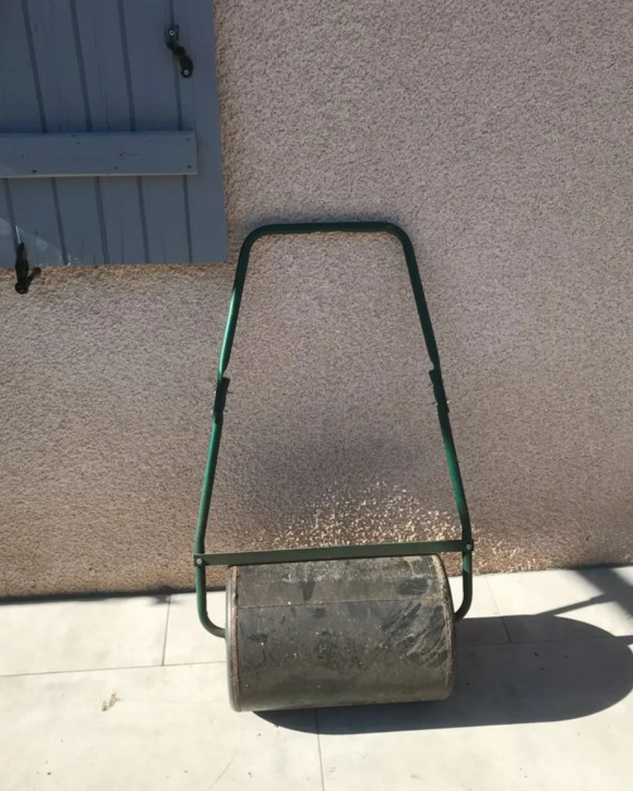 Rouleau à gazon marque X modèle Y à louer