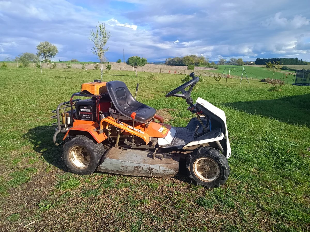 Tracteur tondeuse débroussailleuse Orec à louer