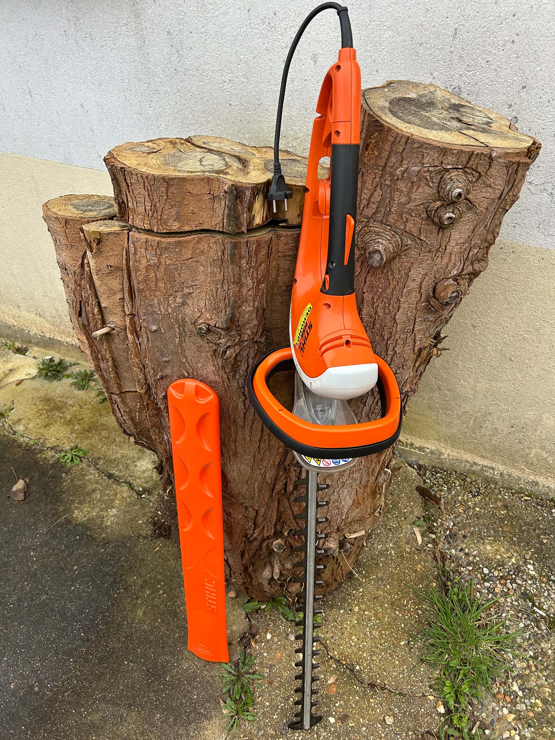 Loue taille haie électrique stihl