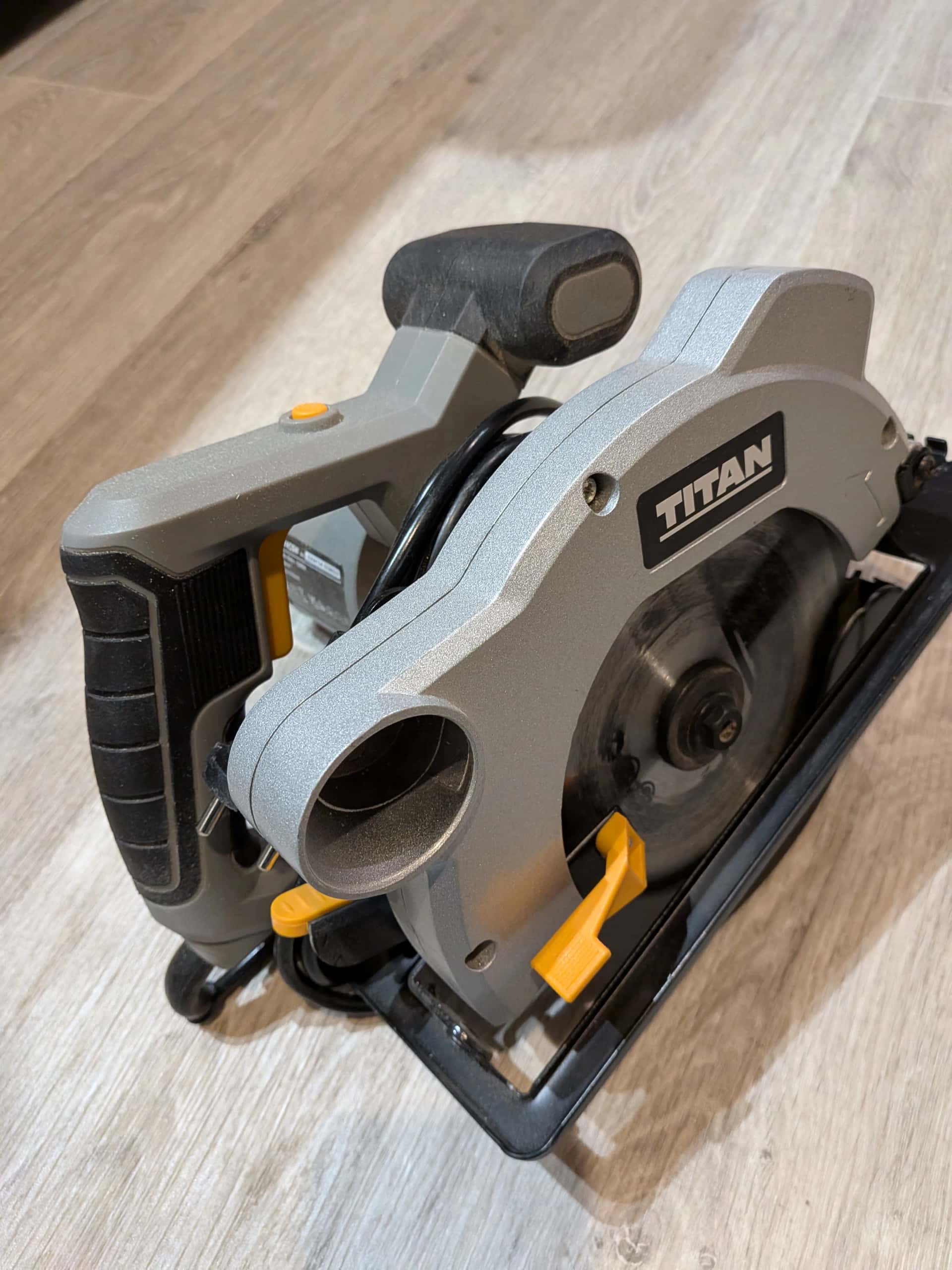 Scie circulaire filaire 1200 W