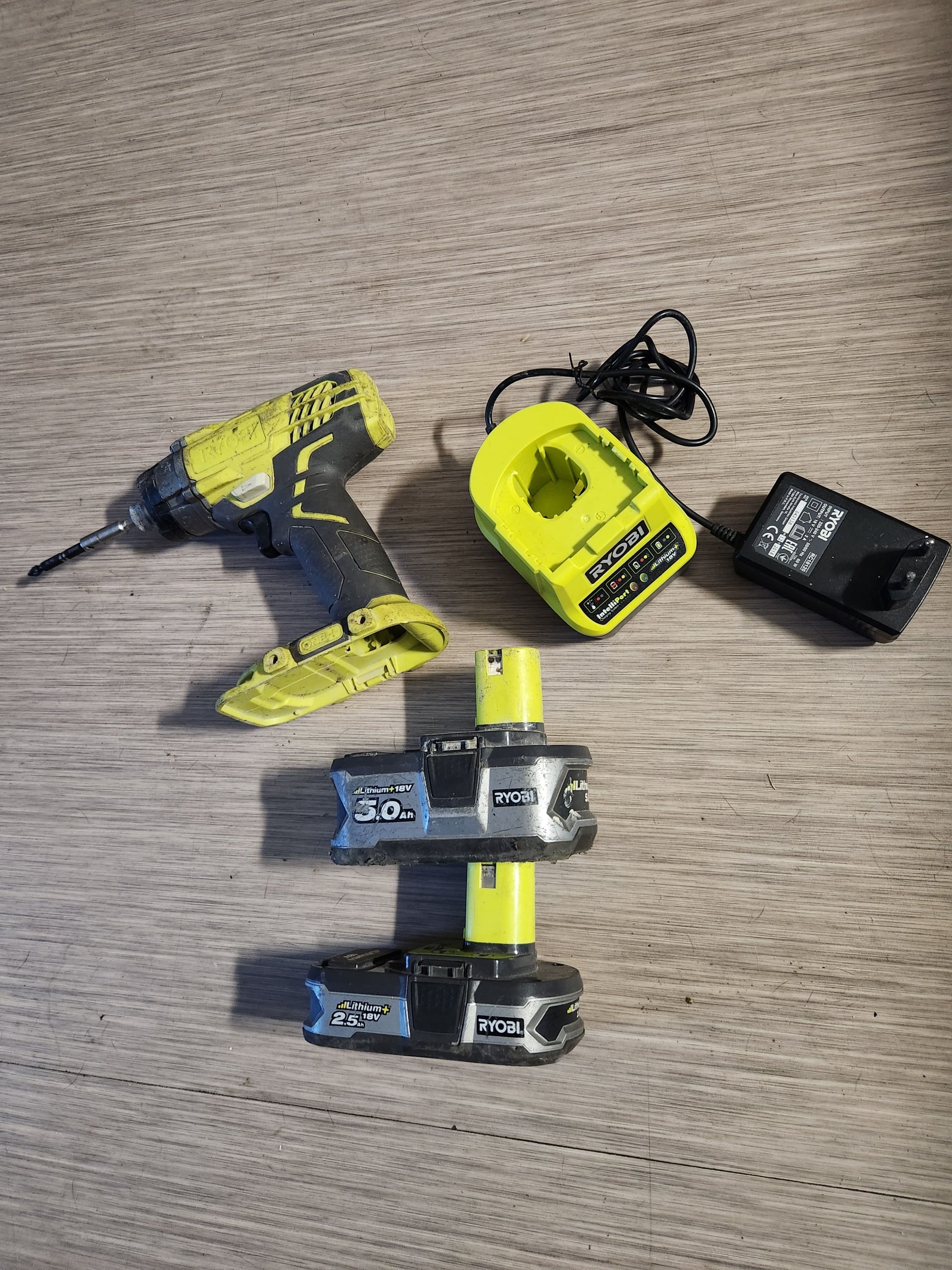 Visseuse Ryobi 18V avec chargeur et batteries