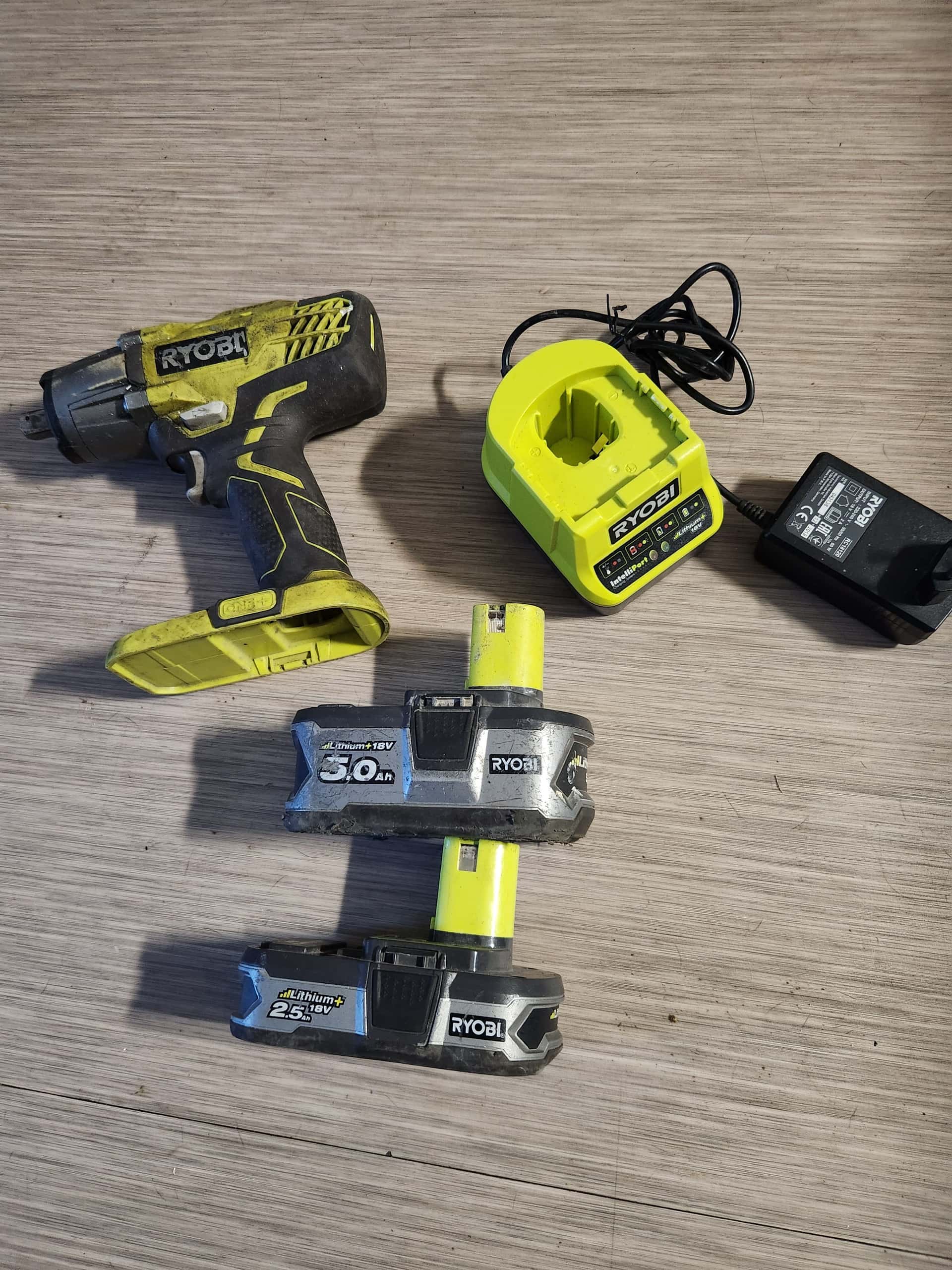 Visseuse Ryobi 18V avec chargeur et 2 batteries
