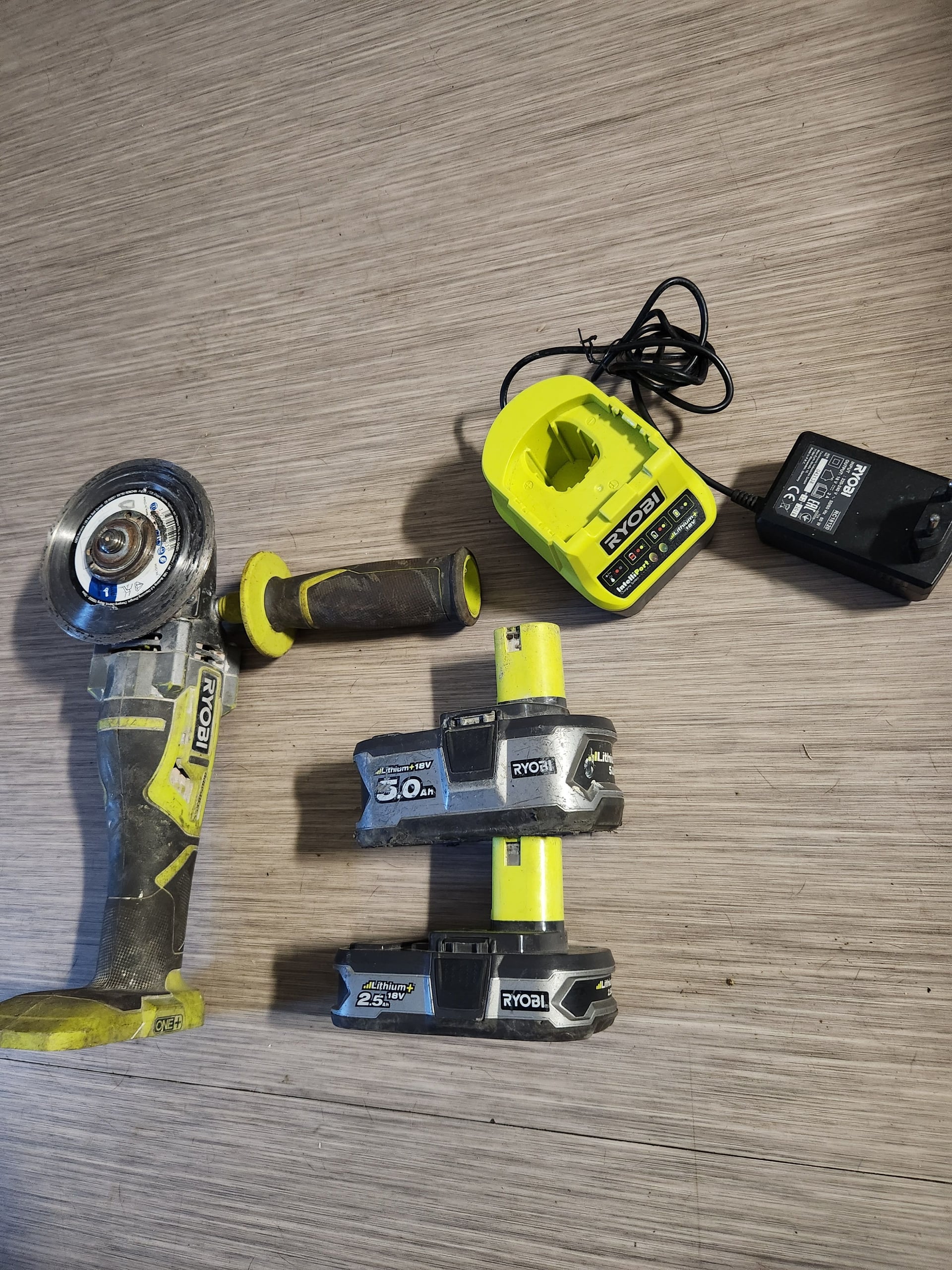 Meuleuse d’angle Ryobi 18V + chargeur et batteries