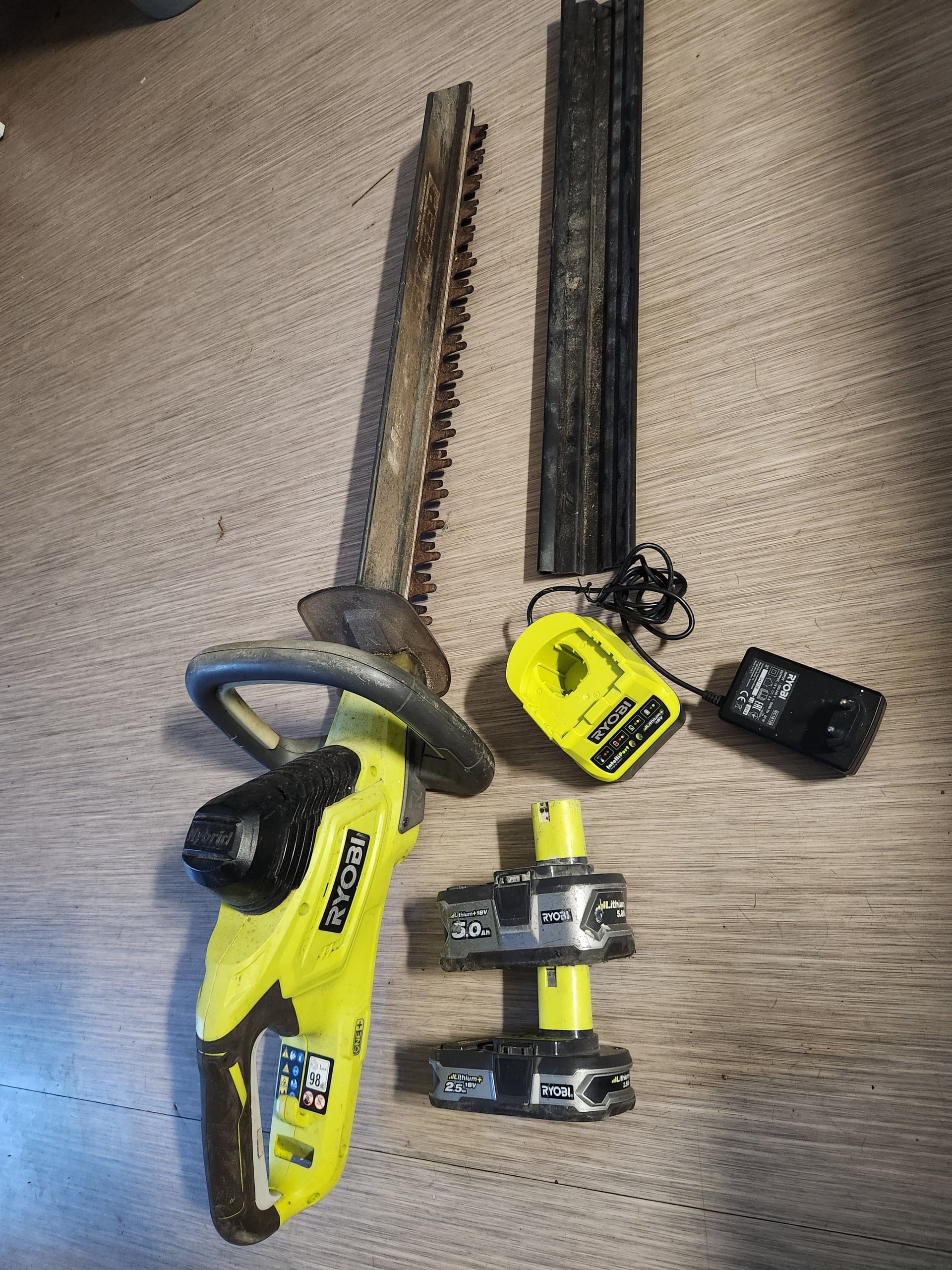 Taille-haie sans fil Ryobi avec batteries et chargeur