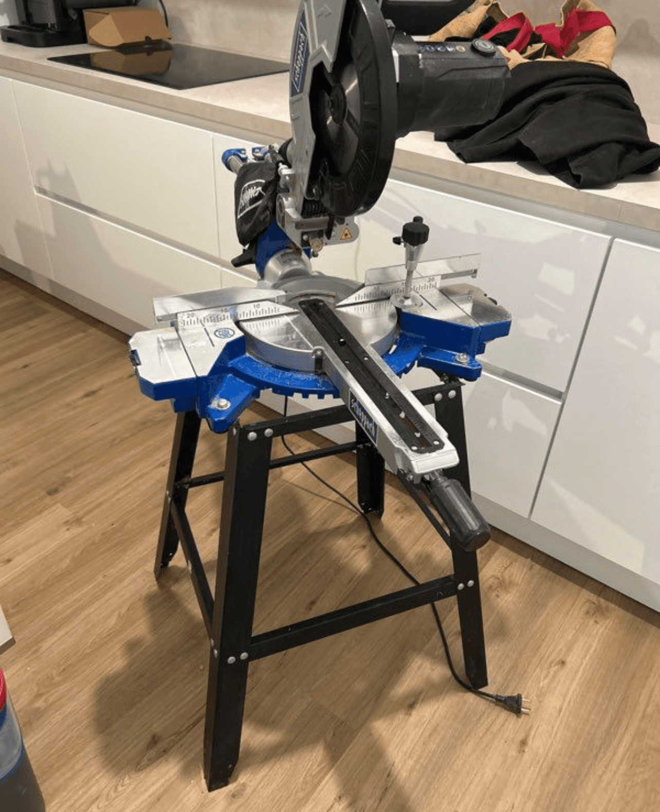 Scie à onglet radiale sur pied