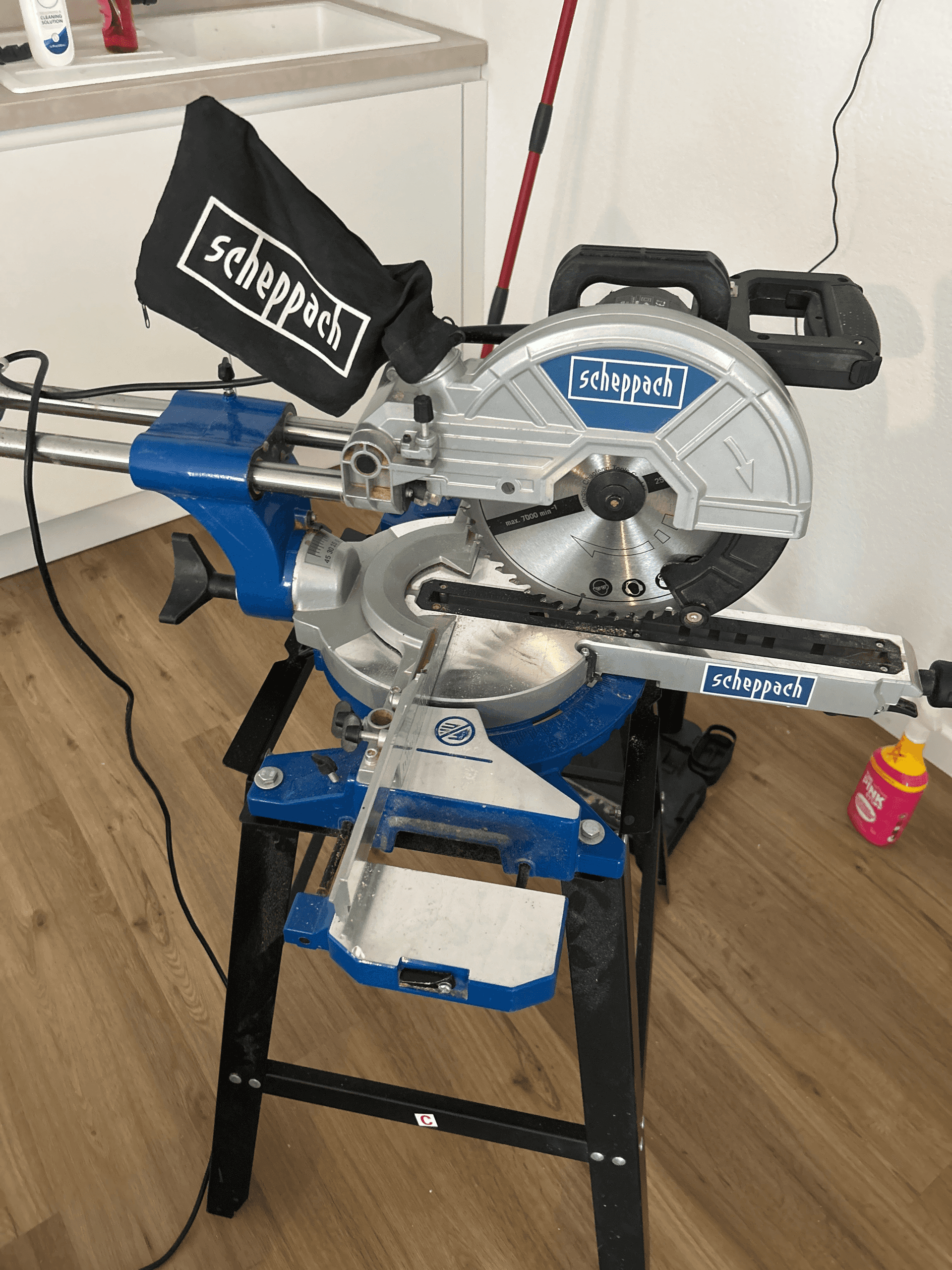 Scie à onglet radiale sur pied