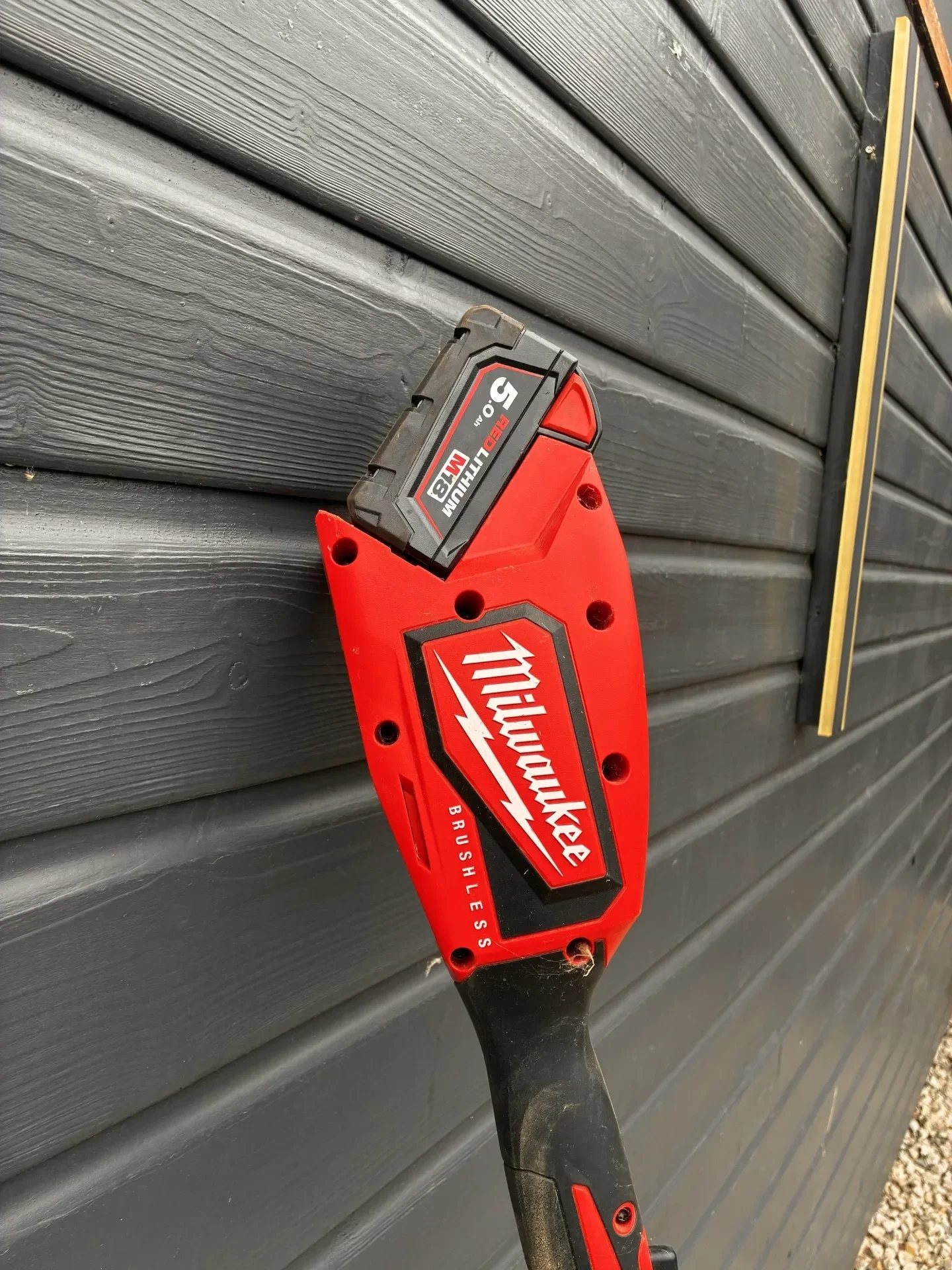 Location débroussailleuse Milwaukee M18 FUEL – batterie + chargeur