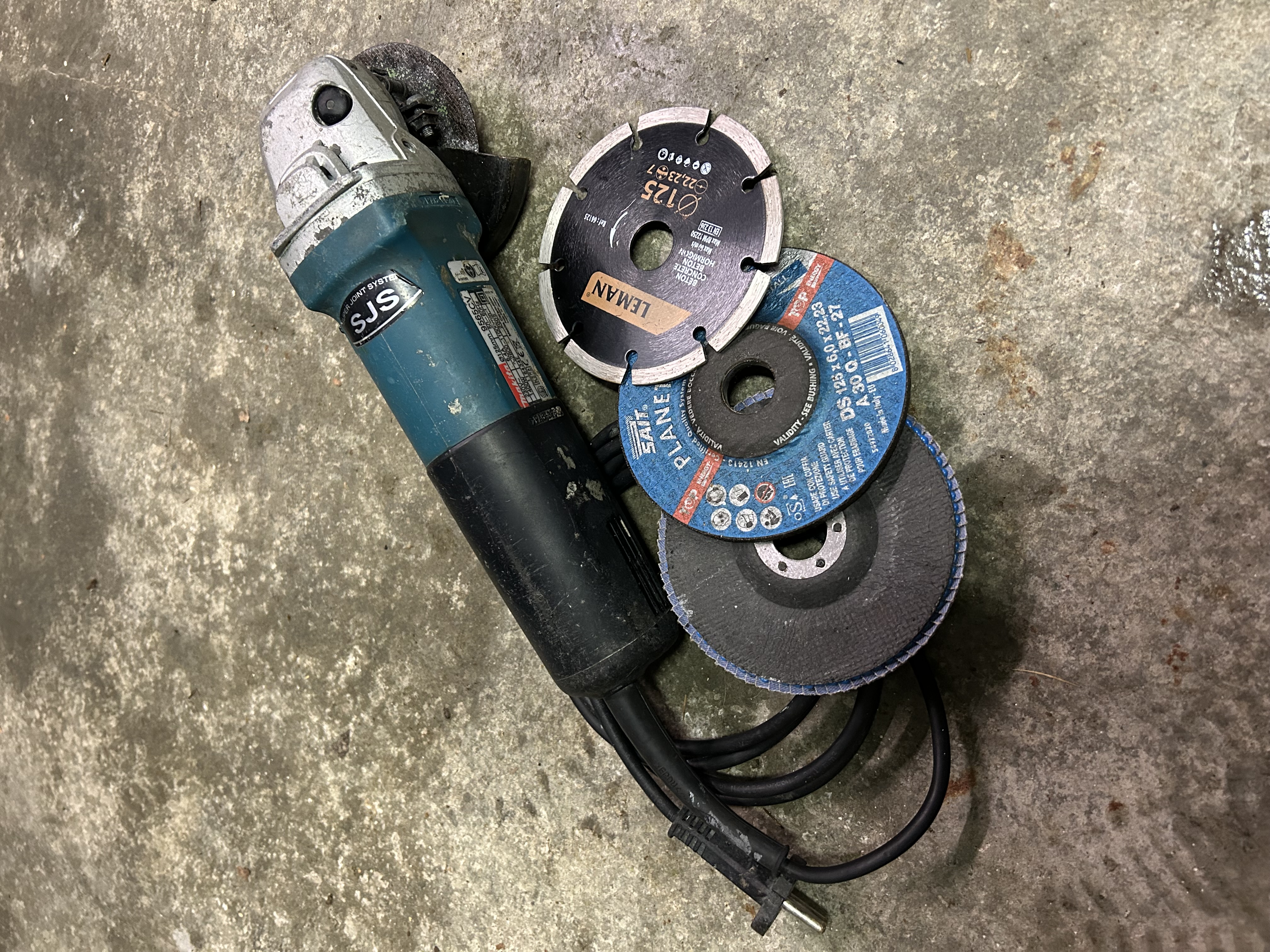 Loue meuleuse/disqueuse filaire Makita