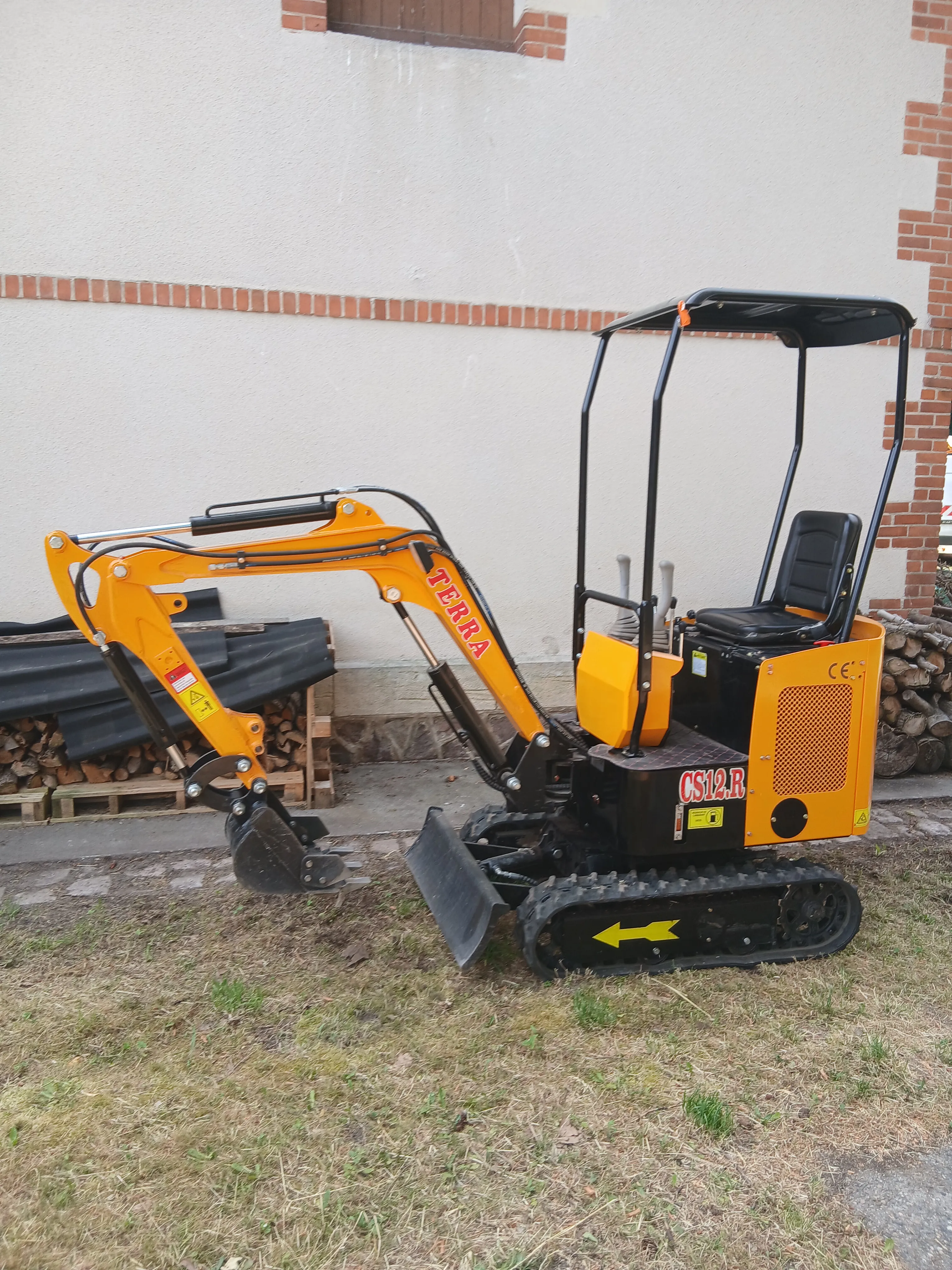 Loue Mini-pelle 1T1 TERRA CS12.R - Moteur Kubota 19CV - Idéal Terrassement