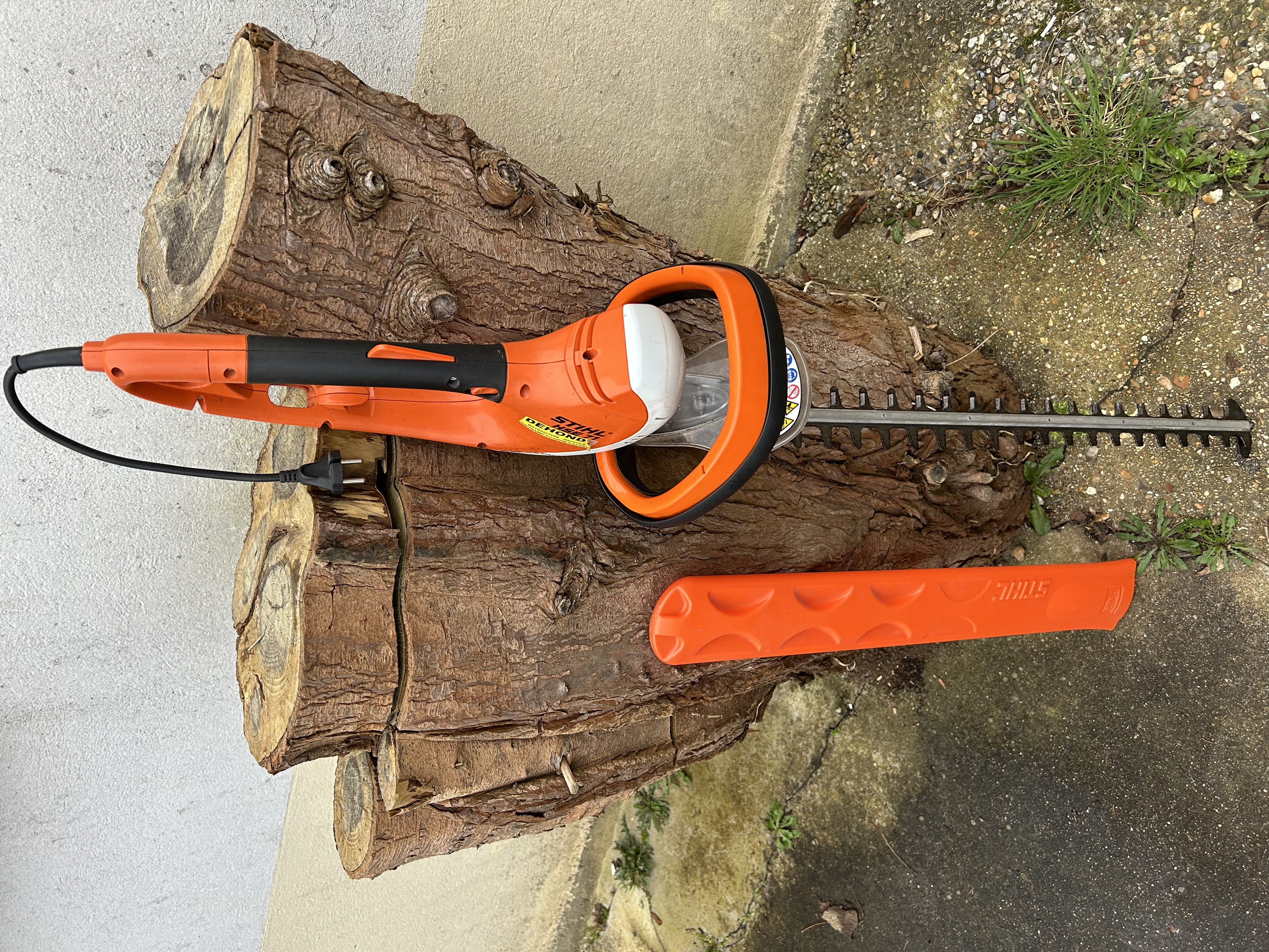 Loue taille haie électrique stihl