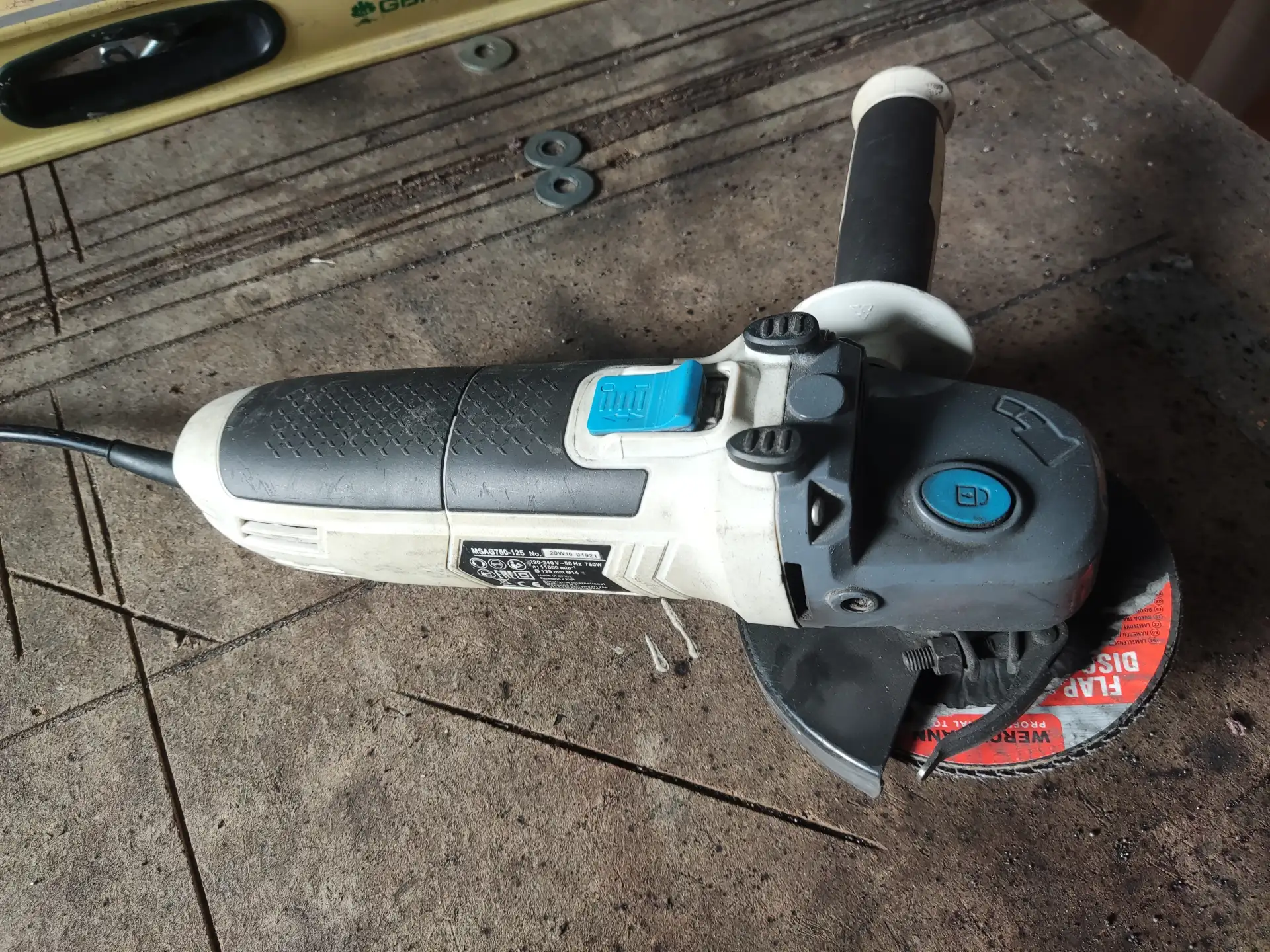 Meuleuse d'angle MacAllister avec disques et brosse acier