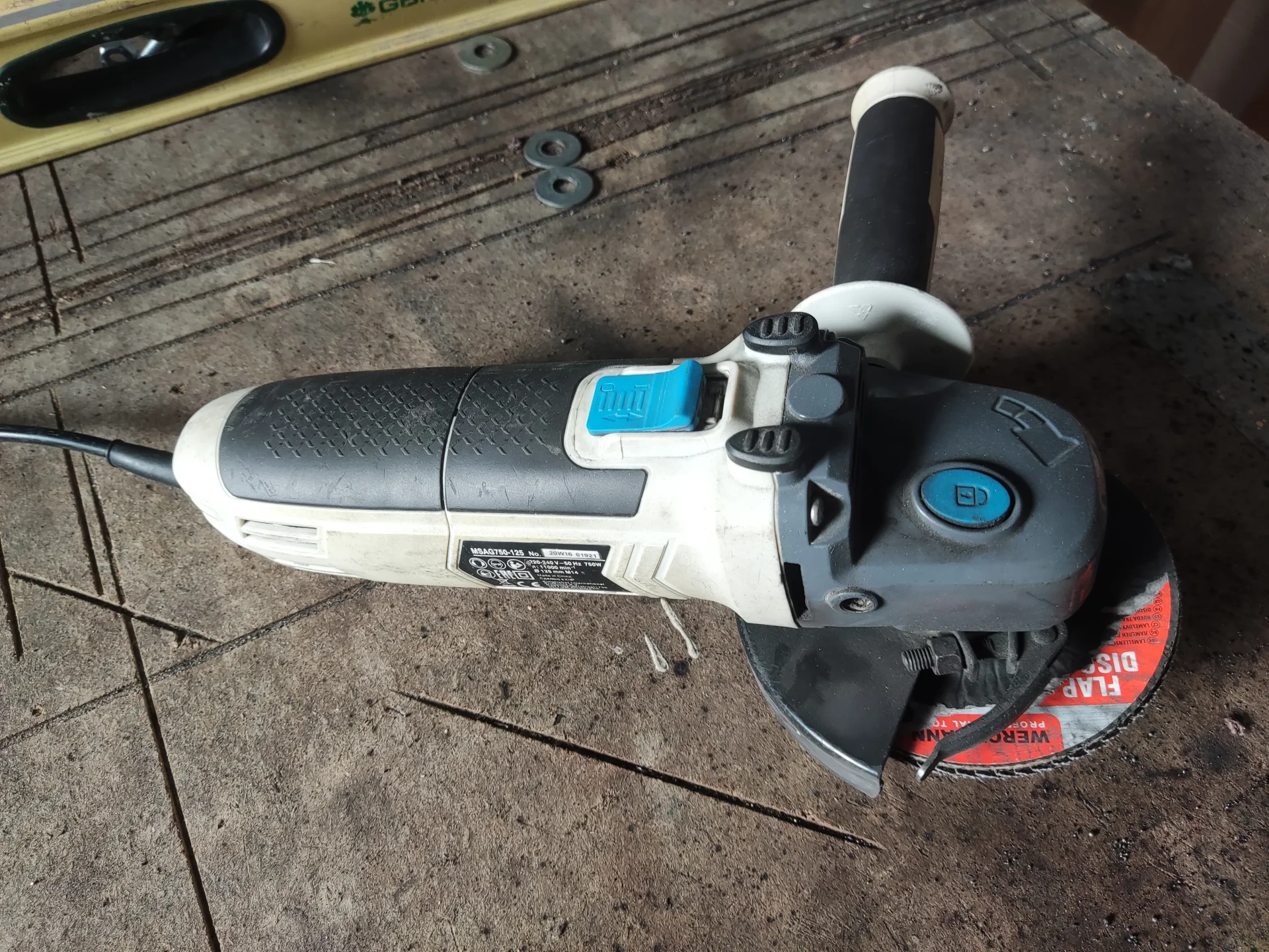 Meuleuse d'angle MacAllister avec disques et brosse acier