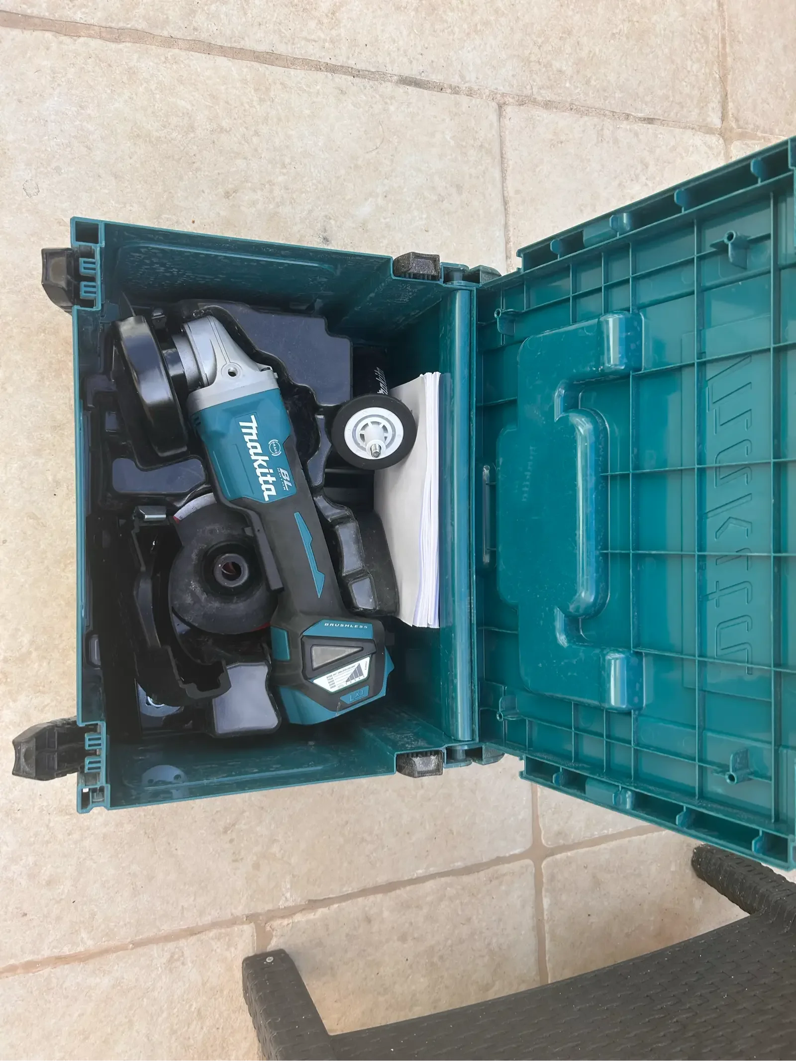 Meuleuse d’angle Makita DGA517