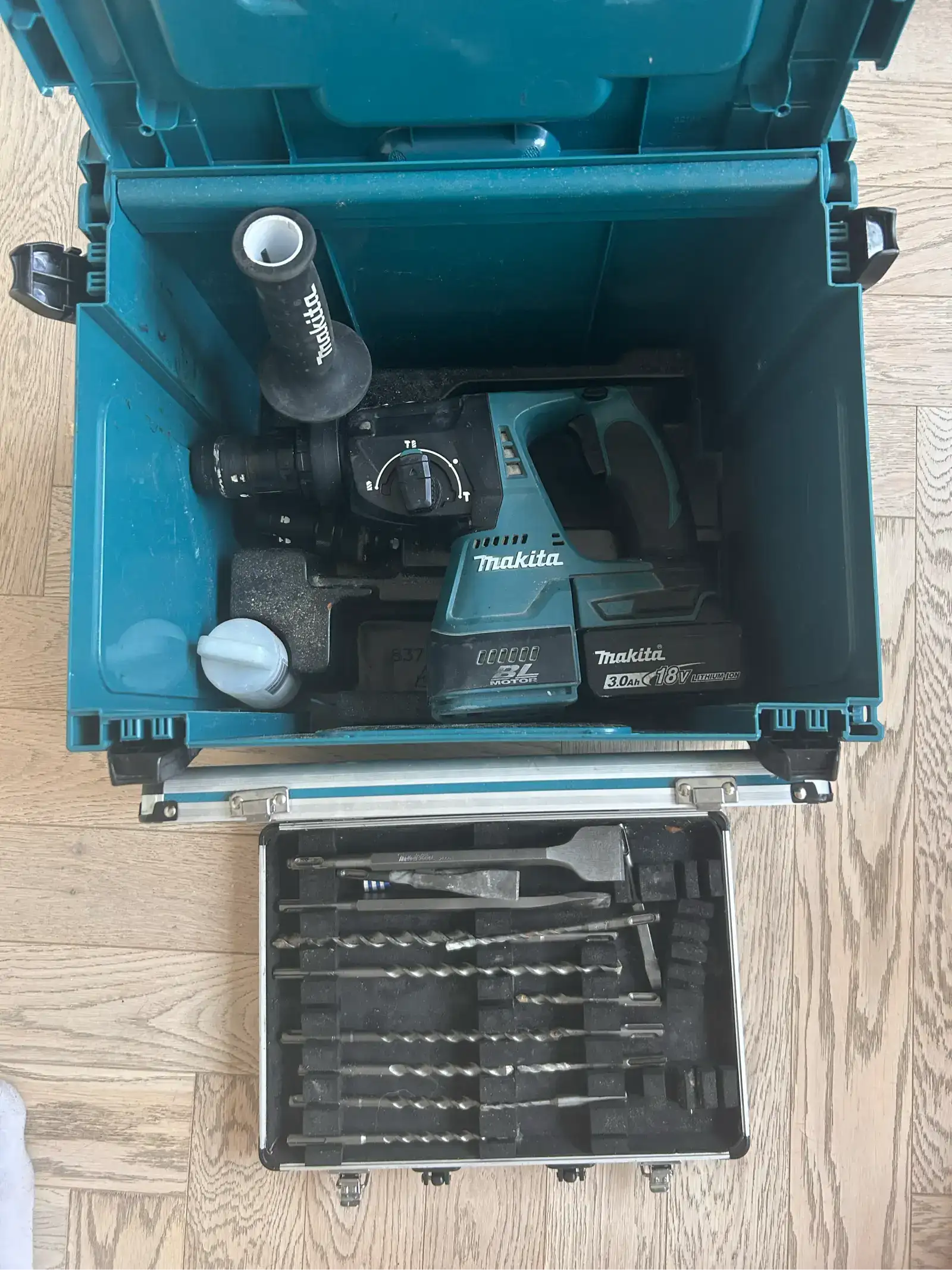 Perforateur Makita DHR243 et coffret d’embout