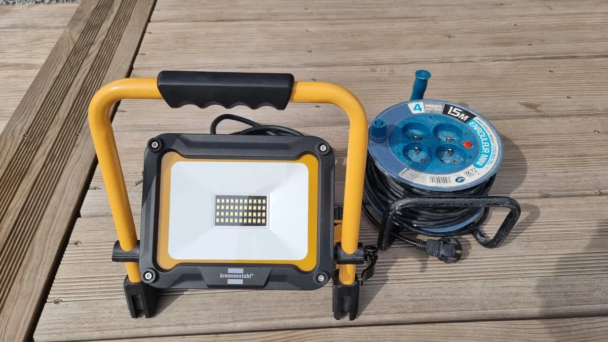 Projecteur de chantier LED 30W 3200lm + Enrouleur 15m