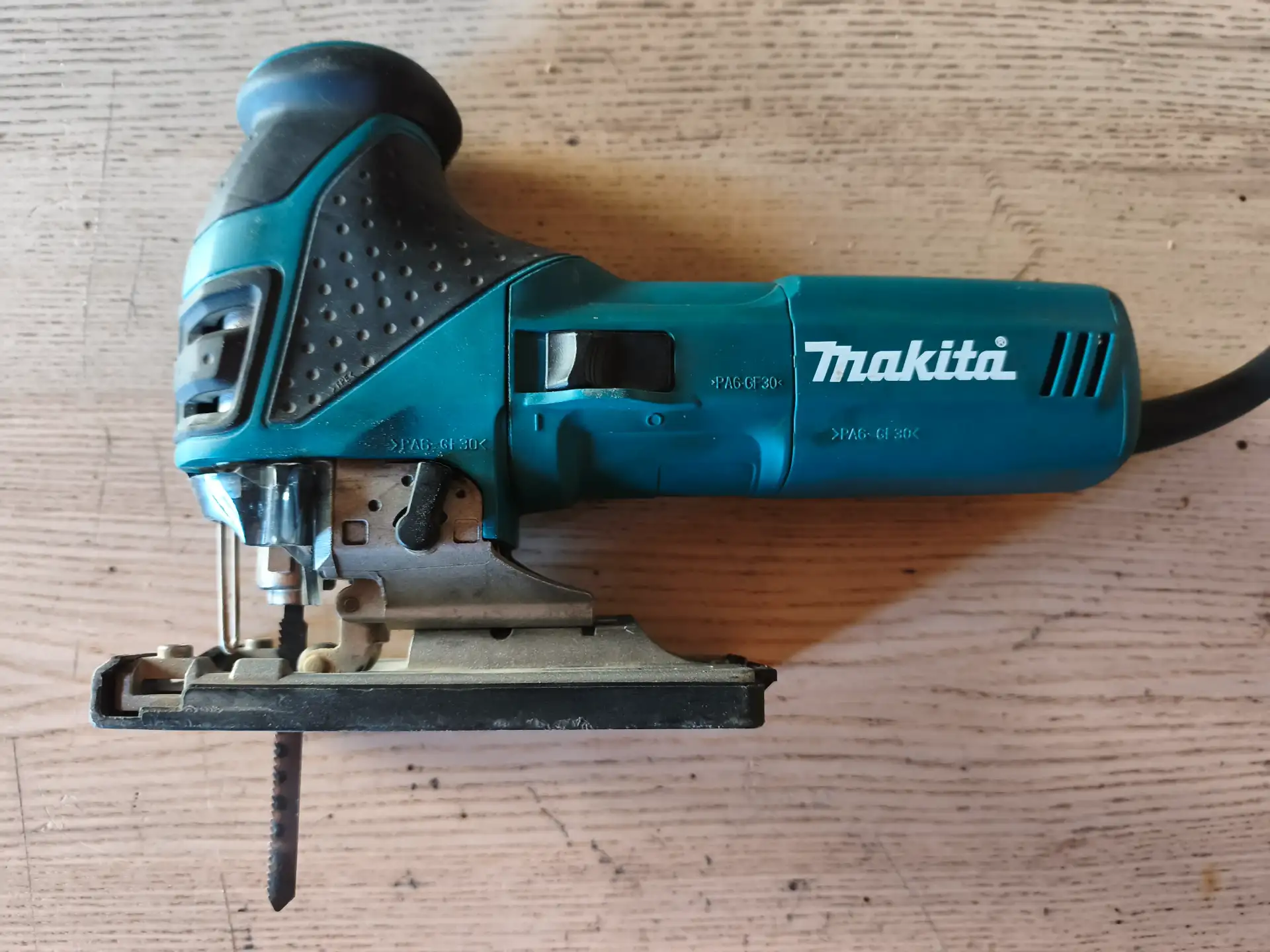 Scie sauteuse Makita 4351FCT – Haut de gamme, 720 W