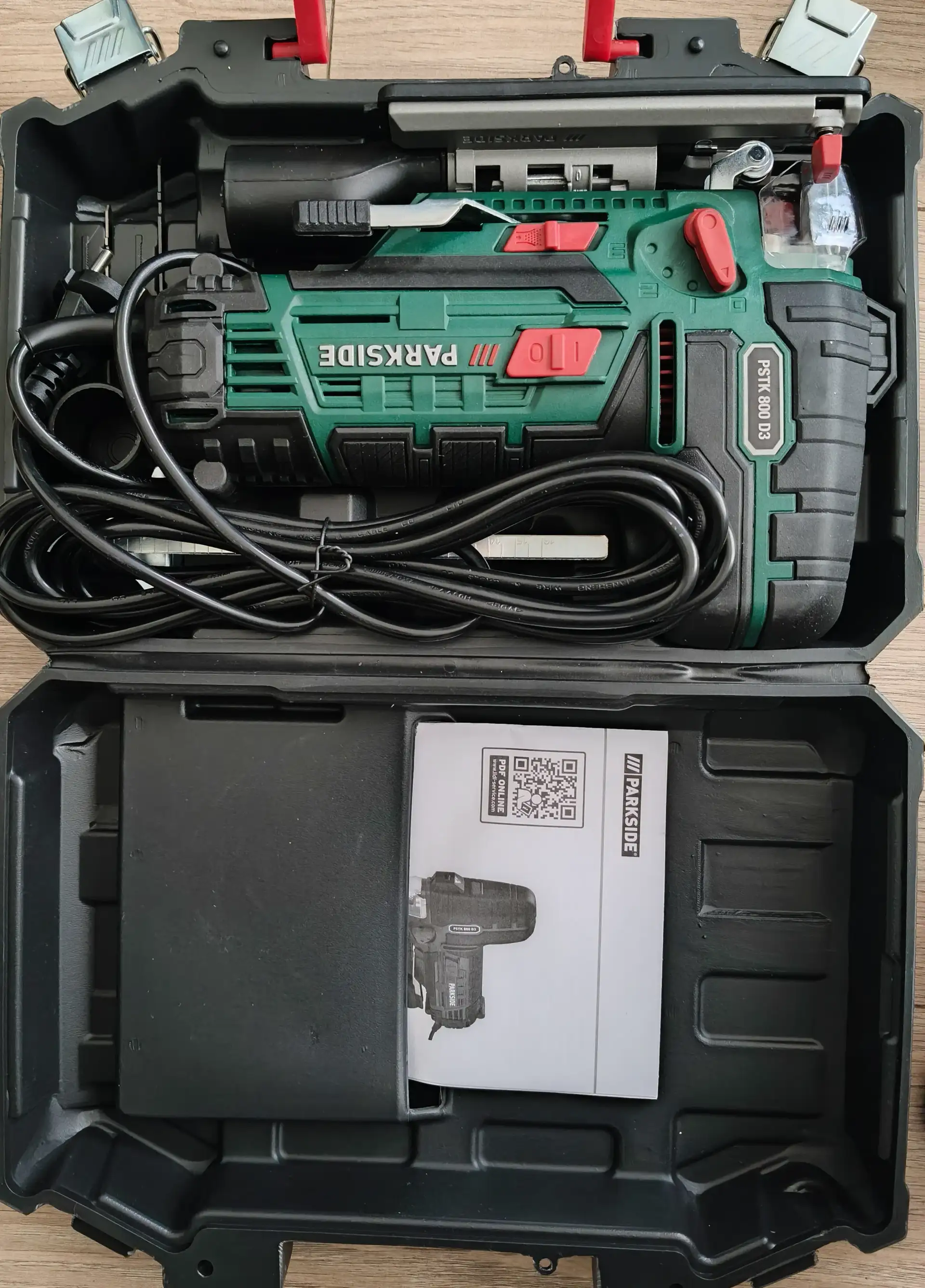 scie sauteuse pendulaire Parkside PSTK 800 D3, 800 W, avec mallette.