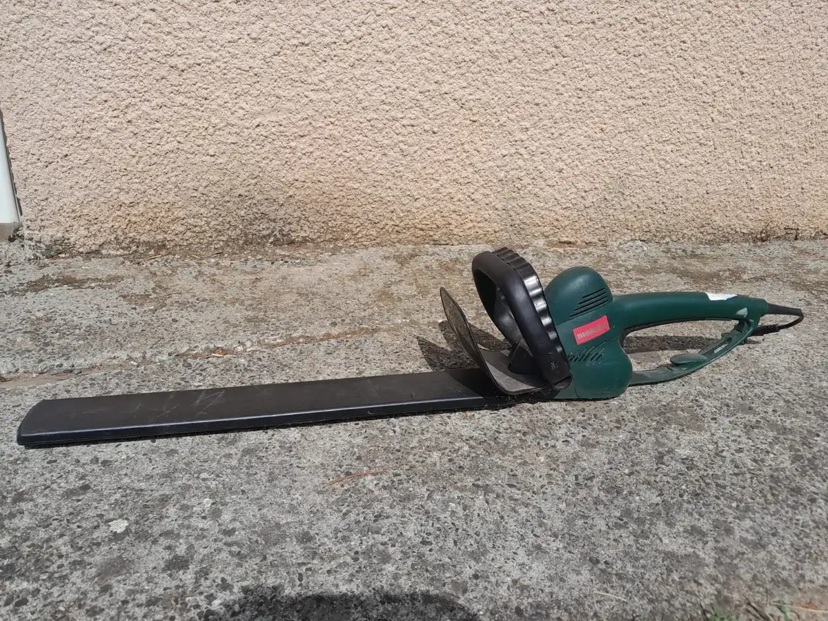 Taille haie électrique